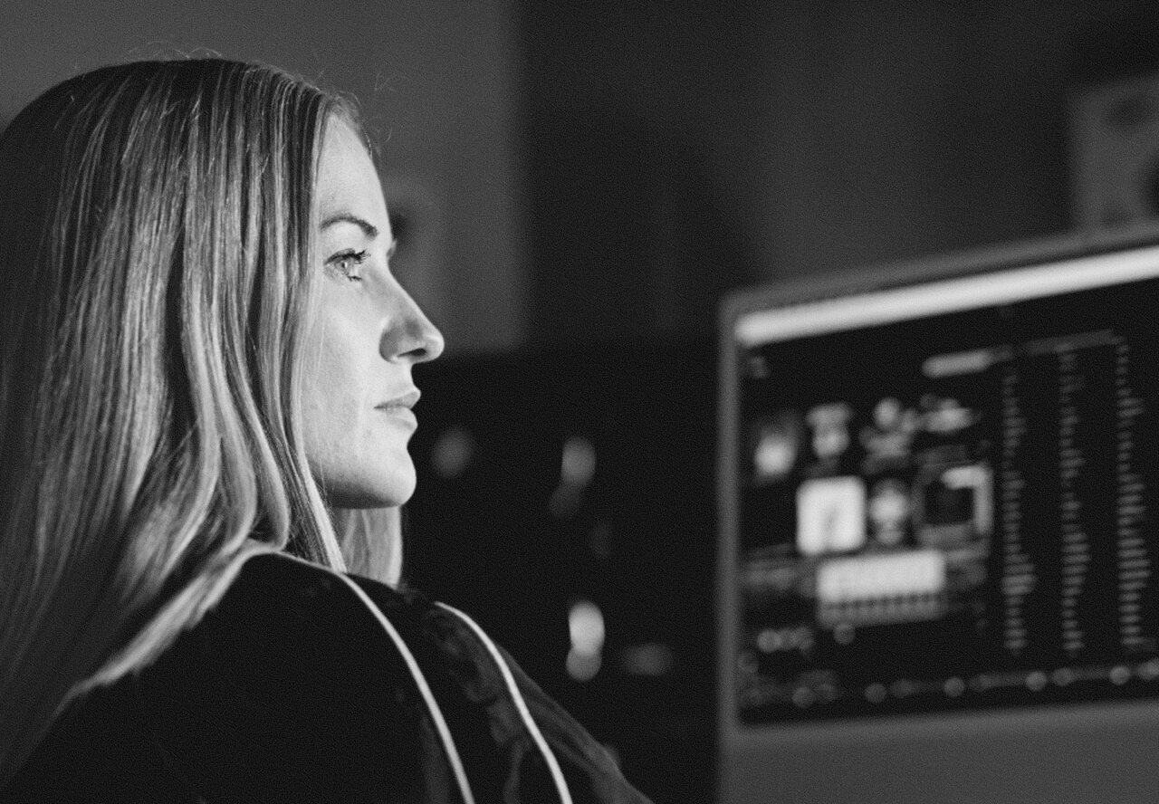 Producer looking at Loopcloud on a studio monitor